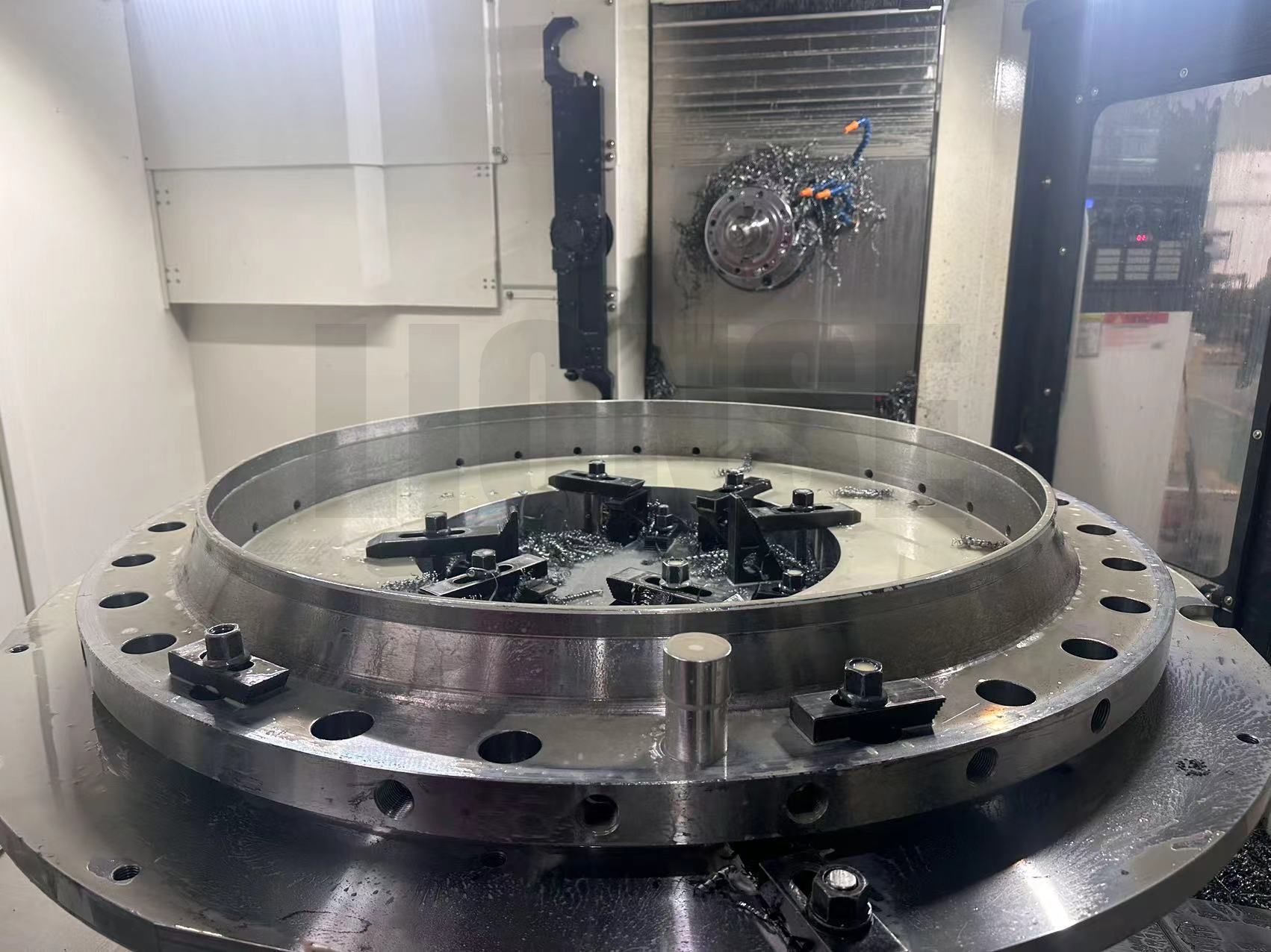 大径フランジの穴あけ時に穴の垂直性を確保するにはどうすればよいですか？