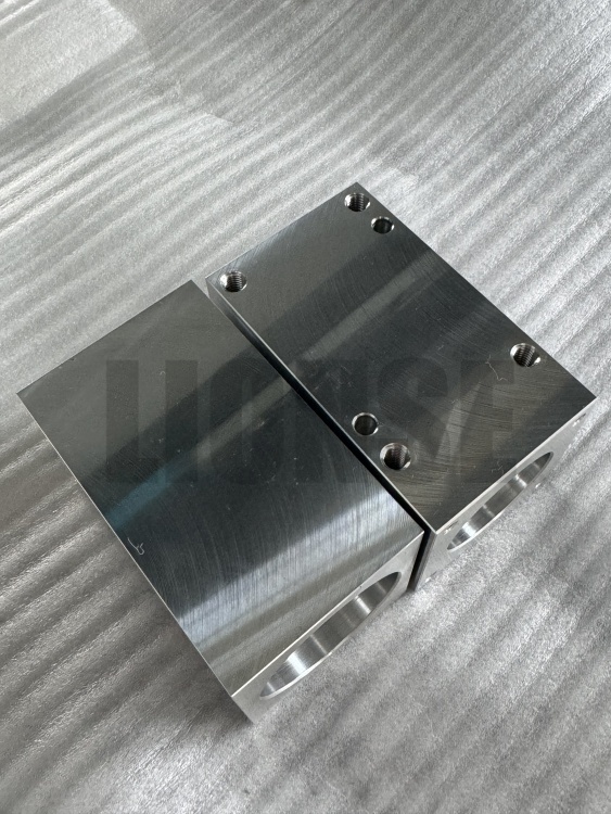 なぜアルミニウム加工の工作機械や装置部品が好まれるのですか?