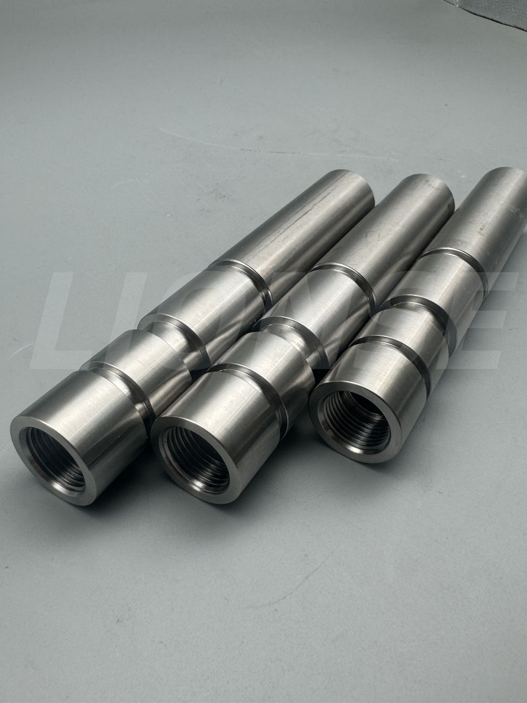 NC旋削加工を施したチタングレード5シャフト